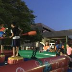 Crianças brincam nos brinquedos infláveis da colônia Super Férias