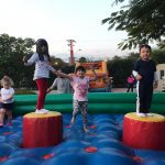 Crianças brincam nos brinquedos infláveis da colônia Super Férias