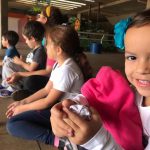 Crianças brincam nos brinquedos infláveis da colônia Super Férias