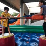Crianças brincam nos brinquedos infláveis da colônia Super Férias