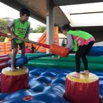 Crianças brincam nos brinquedos infláveis da colônia Super Férias