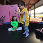 Crianças brincam nos brinquedos infláveis da colônia Super Férias