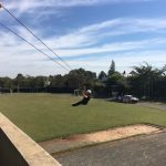 Crianças em atividade no campo durante a colônia Super Férias