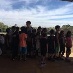 Crianças em atividade no campo durante a colônia Super Férias