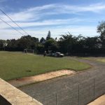 Crianças em atividade no campo durante a colônia Super Férias