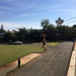 Crianças em atividade no campo durante a colônia Super Férias