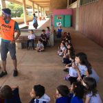 Crianças em atividade no campo durante a colônia Super Férias