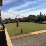 Crianças na tirolesa e no arvorismo durante a colônia Super Férias