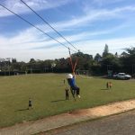 Crianças na tirolesa e no arvorismo durante a colônia Super Férias