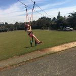 Crianças na tirolesa e no arvorismo durante a colônia Super Férias