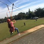 Crianças na tirolesa e no arvorismo durante a colônia Super Férias