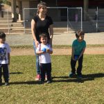 Crianças em atividade no campo durante a colônia Super Férias