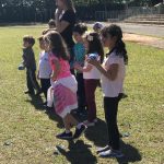 Crianças em atividade no campo durante a colônia Super Férias