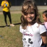 Crianças em atividade no campo durante a colônia Super Férias