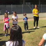 Crianças em atividade no campo durante a colônia Super Férias