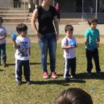 Crianças em atividade no campo durante a colônia Super Férias
