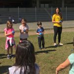 Crianças em atividade no campo durante a colônia Super Férias