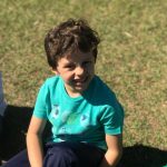 Crianças em atividade no campo durante a colônia Super Férias