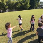 Crianças em atividade no campo durante a colônia Super Férias