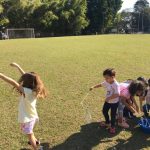 Crianças em atividade no campo durante a colônia Super Férias