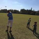 Crianças em atividade no campo durante a colônia Super Férias