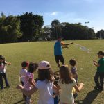 Crianças em atividade no campo durante a colônia Super Férias