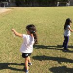 Crianças em atividade no campo durante a colônia Super Férias