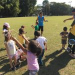 Crianças em atividade no campo durante a colônia Super Férias
