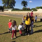 Crianças em atividade no campo durante a colônia Super Férias