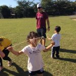 Crianças em atividade no campo durante a colônia Super Férias