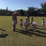 Crianças em atividade no campo durante a colônia Super Férias