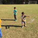 Crianças em atividade no campo durante a colônia Super Férias