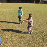 Crianças em atividade no campo durante a colônia Super Férias