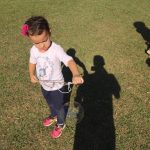 Crianças em atividade no campo durante a colônia Super Férias