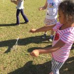 Crianças em atividade no campo durante a colônia Super Férias