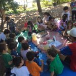 Crianças em atividade no campo durante a colônia Super Férias