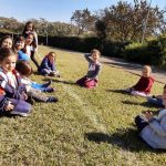 Crianças em atividade no campo durante a colônia Super Férias