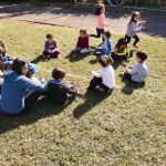 Crianças em atividade no campo durante a colônia Super Férias