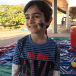 Crianças fantasiadas e com o rosto pintado na colônia Super Férias