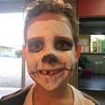 Crianças fantasiadas e com o rosto pintado na colônia Super Férias