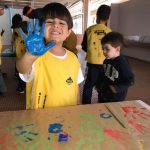 Crianças em atividade de pintura na colônia Super Férias