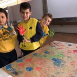 Crianças em atividade de pintura na colônia Super Férias