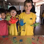 Crianças em atividade de pintura na colônia Super Férias
