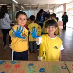 Crianças em atividade de pintura na colônia Super Férias
