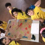 Crianças em atividade de pintura na colônia Super Férias