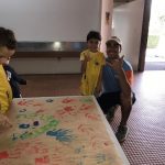Crianças em atividade de pintura na colônia Super Férias