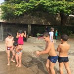 Crianças se refrescam na brincadeira com água, na colônia Super Férias