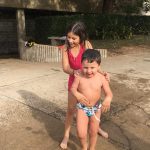 Crianças se refrescam na brincadeira com água, na colônia Super Férias