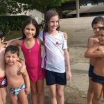 Crianças se refrescam na brincadeira com água, na colônia Super Férias