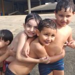 Crianças se refrescam na brincadeira com água, na colônia Super Férias